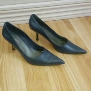 Navy blue Nine West 2inch pump. Size 7.5M