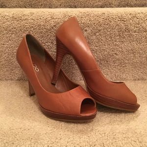 Also open toe peep pumps cognac