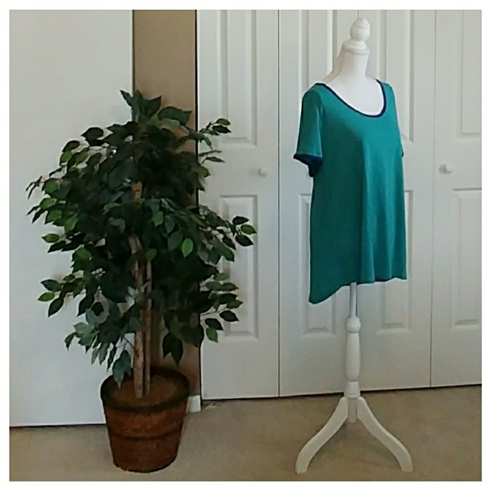 NWT! Lularoe Classic shirt