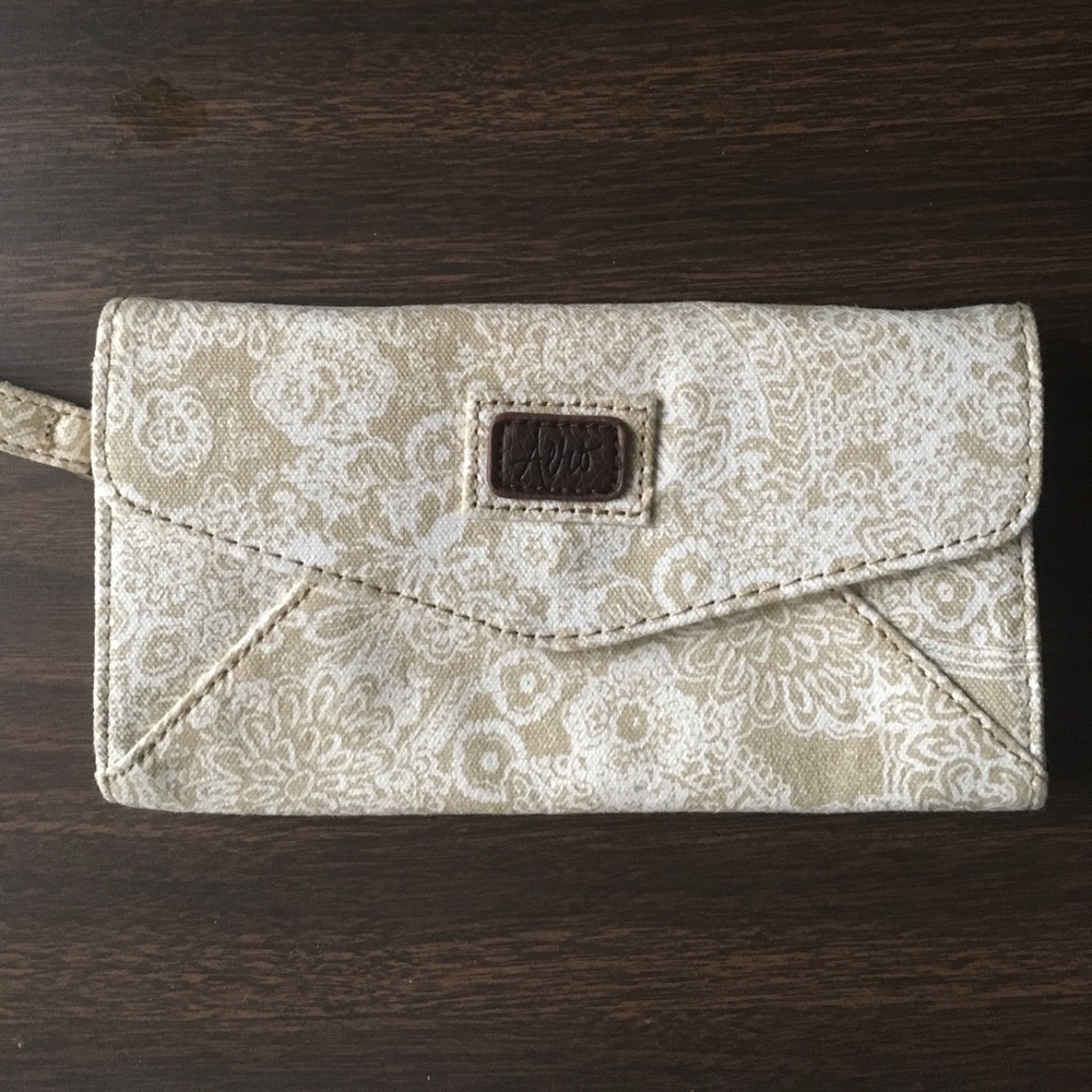 Lace wallet