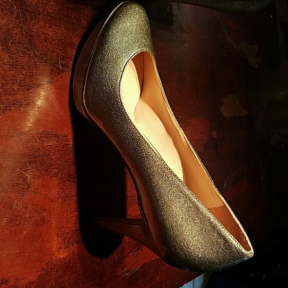 Gorgeous pewter color heels Enzo