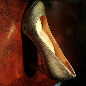 Gorgeous pewter color heels Enzo