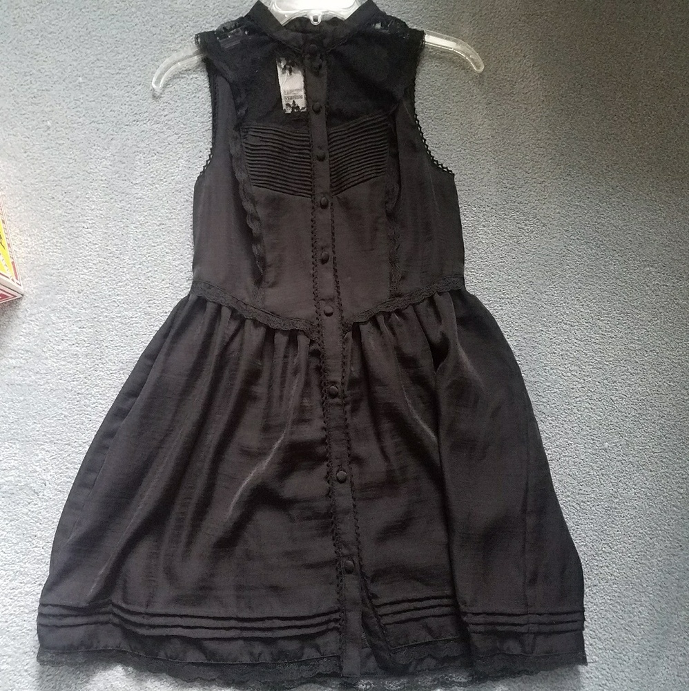 Black lacey button day dress