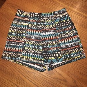 Super high-waisted patterned shorts