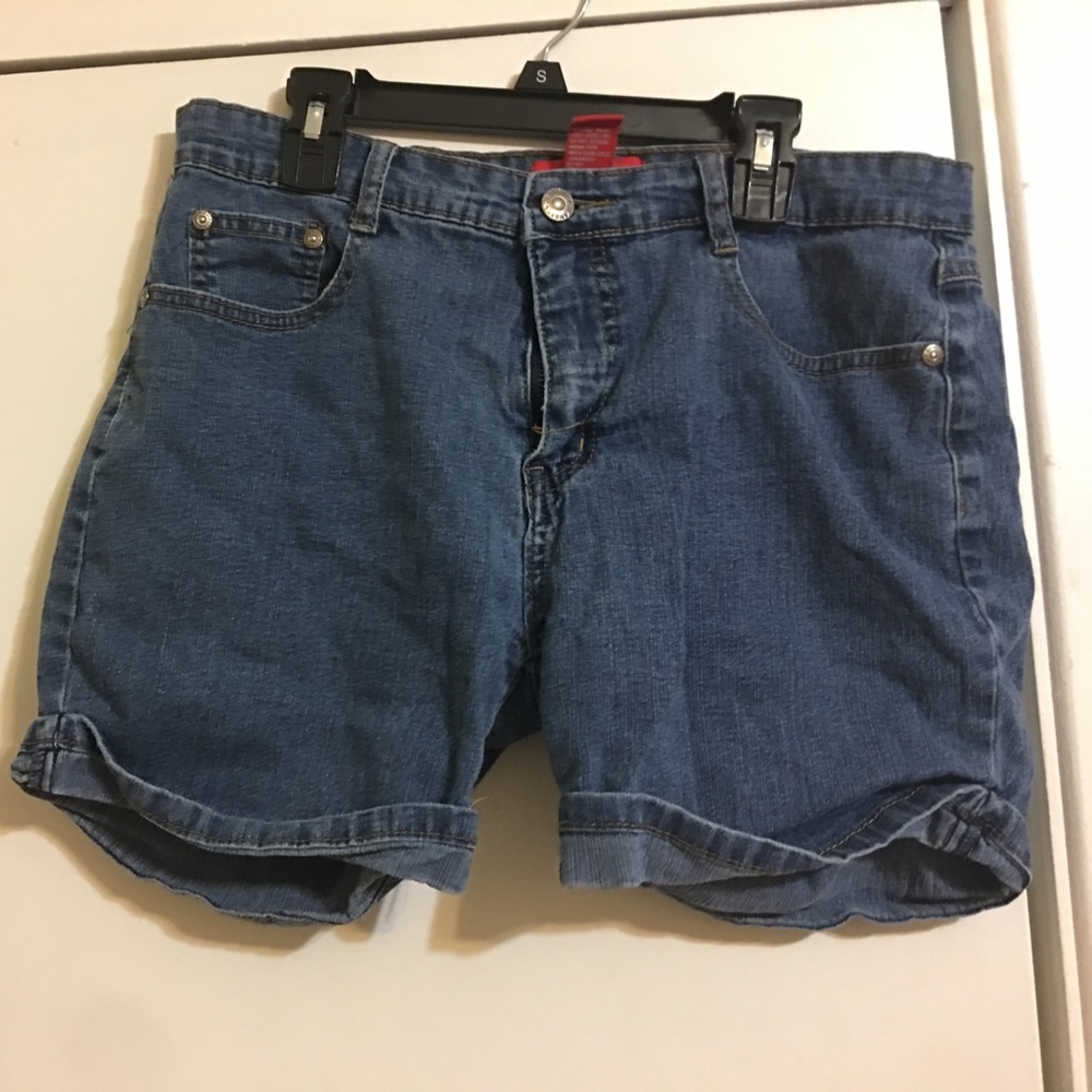 Blue jean shorts.