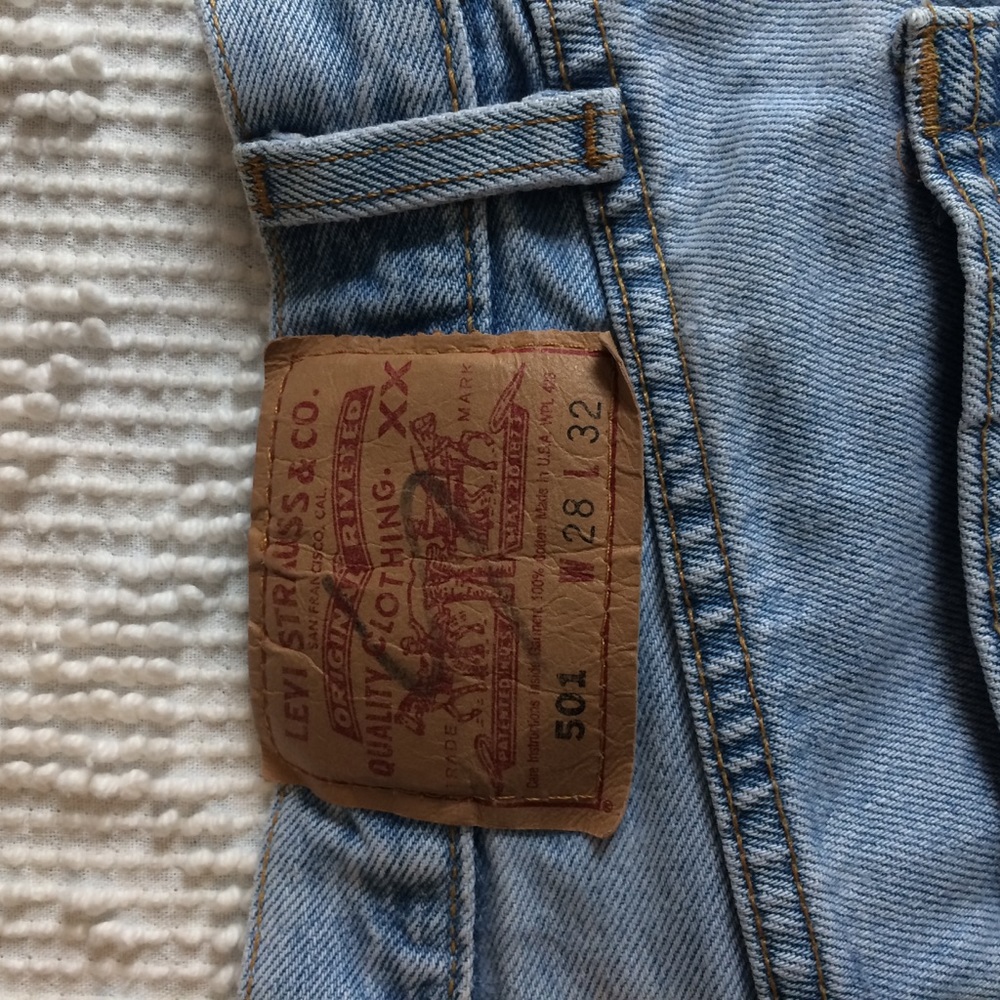 LEVI 501 Cutoffs button fly perfectly distressed - Picture 2 of 5