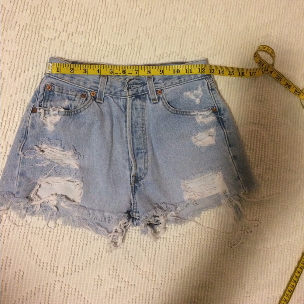 LEVI 501 Cutoffs button fly perfectly distressed - Picture 4 of 5