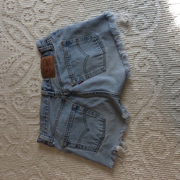 LEVI 501 Cutoffs button fly perfectly distressed - Picture 3 of 5