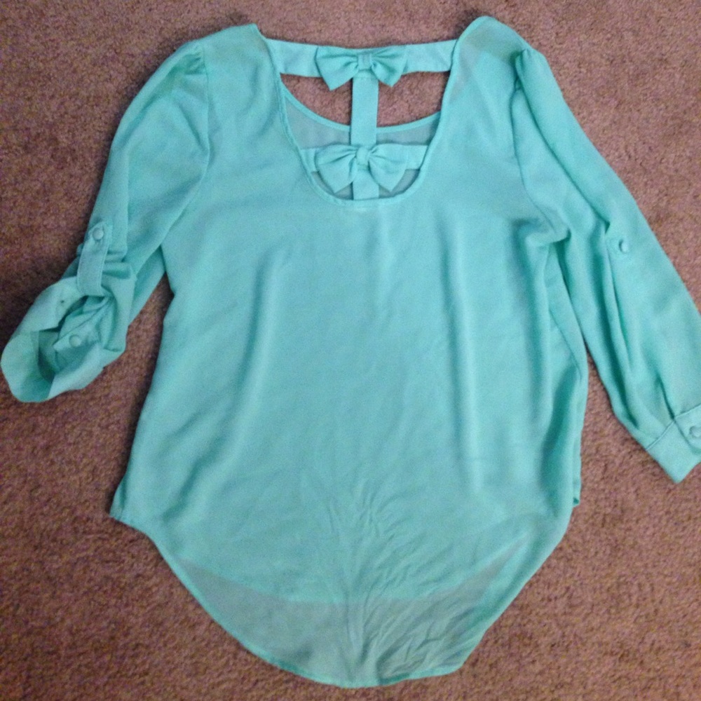 Mint green 3/4 length sleeve top.
