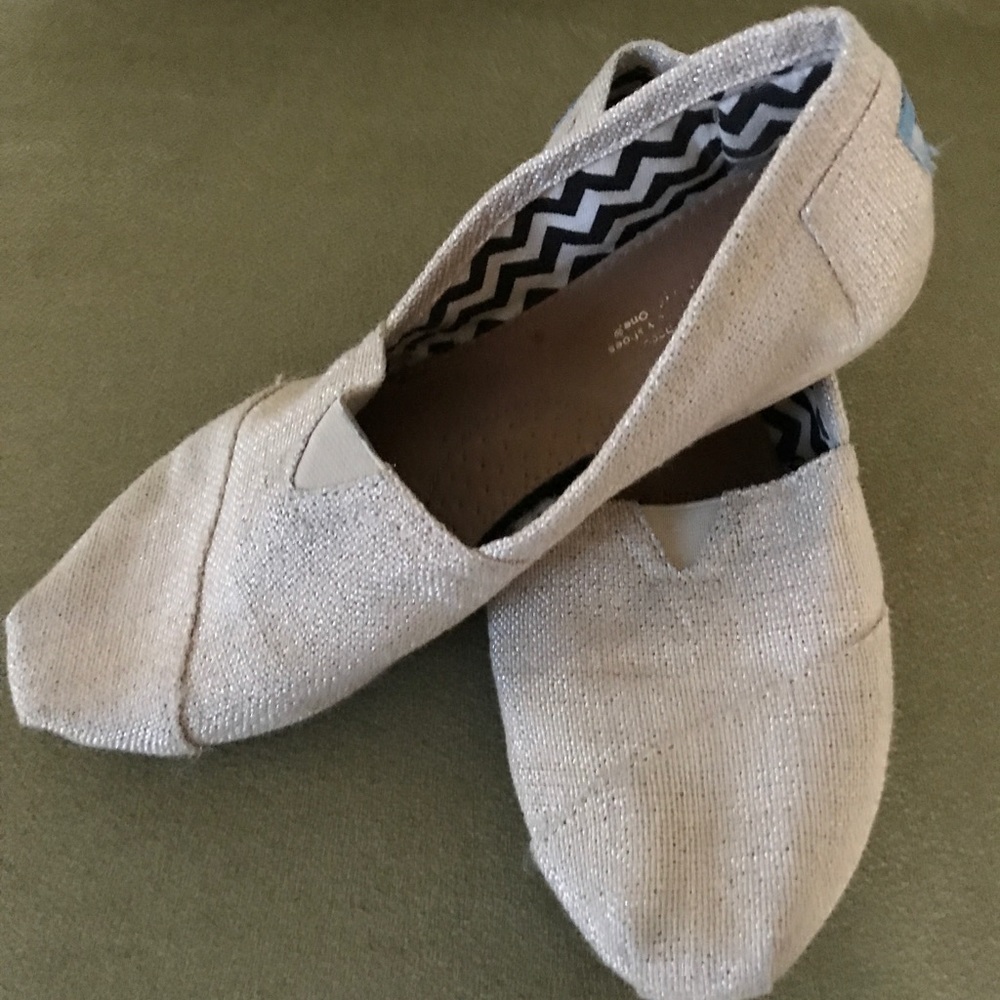 Size 8.5 gold glitter TOMs