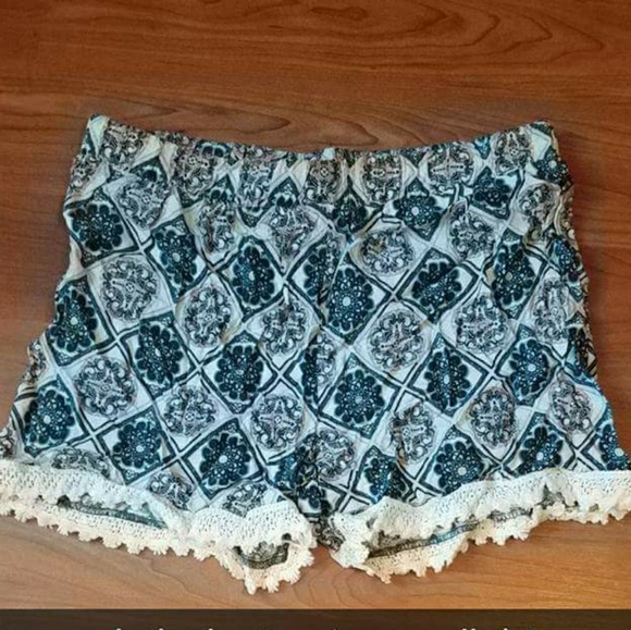 Lace Trim Floral Shorts - Picture 2 of 2