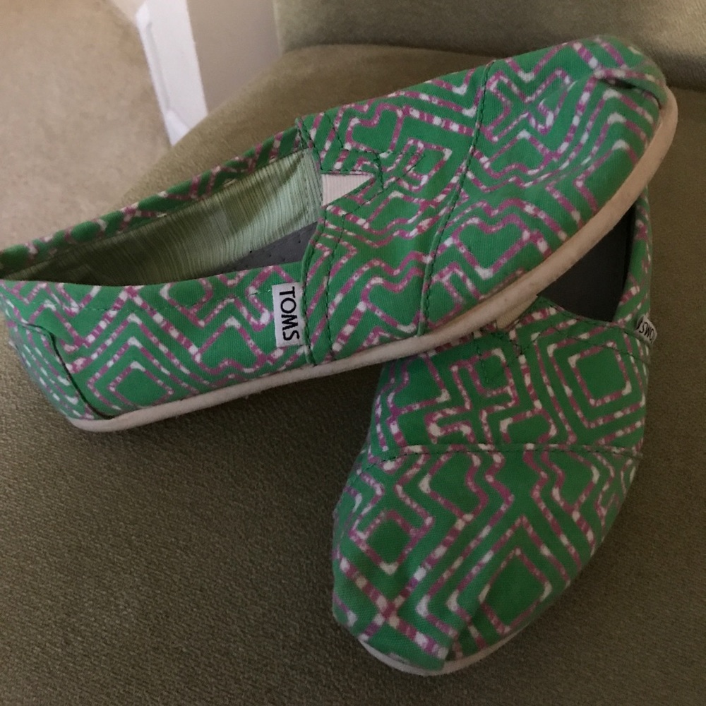 Green and pink print Women's TOMs classic size 8