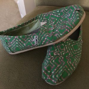 Green and pink print Women's TOMs classic size 8