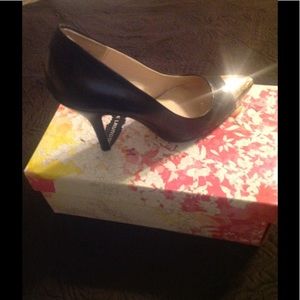 Black pump with gold toe accent