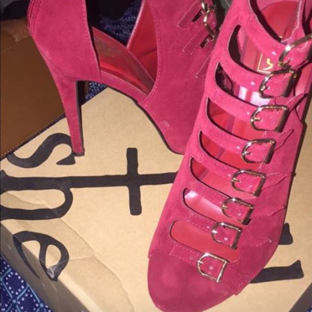 Red bucket up high heels