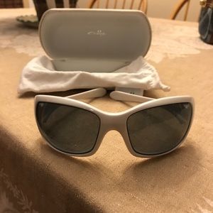 Oakley sunglasses polarized. White