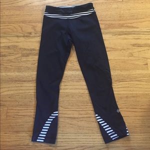 Black and white lululemon yoga or running capris
