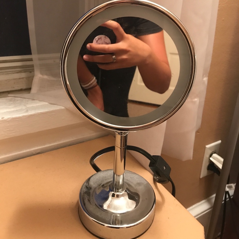 Light up Double sided magnifying mirror