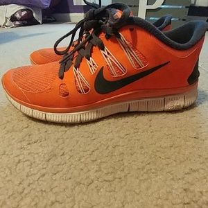 ORANGE NIKE FREE RUNS 5.0