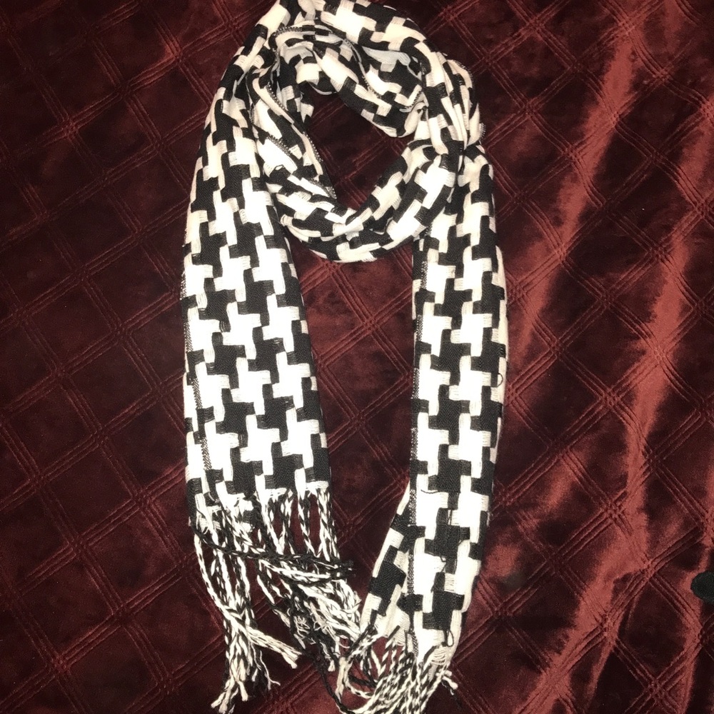 Black and white printed scarf