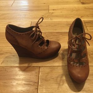 NEW brown lace wedge size 7.5