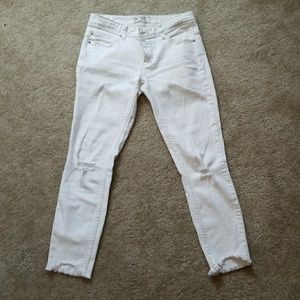 White FREE PEOPLE destroyed ankle skinny jean