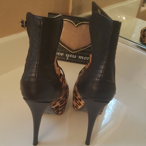 Gorgeous Cheetah Heels - Picture 3 of 3