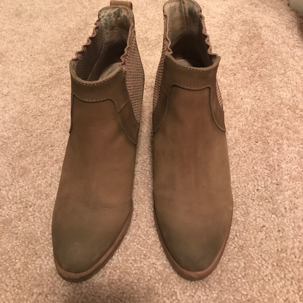 UGG ankle Boots. Chestnut color in suede.