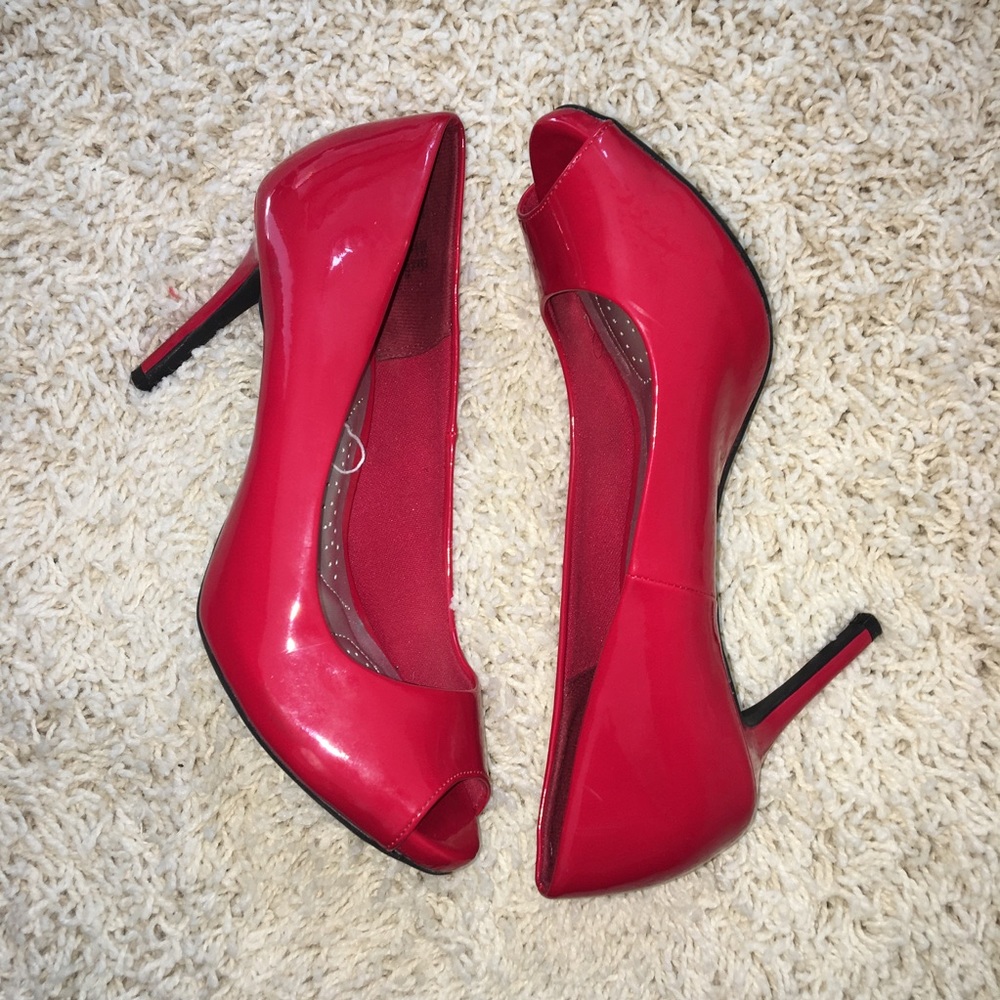 Patent red peep-toe dress pumps