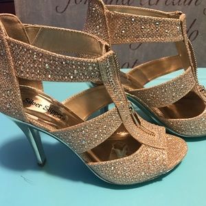Gold sparkly heels 👠