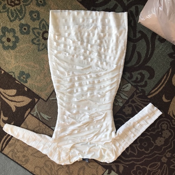 Simple white dress - Picture 1 of 2