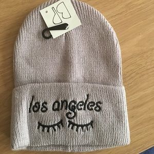 BP Los Ángeles beanie taupe gray color