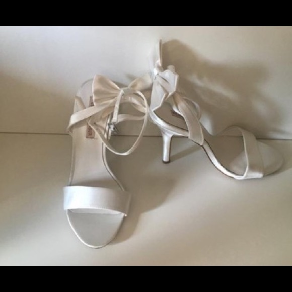 White bow heeled sandals from menbur! - Picture 4 of 6