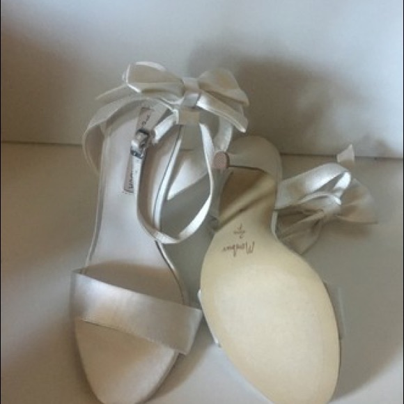 White bow heeled sandals from menbur! - Picture 6 of 6