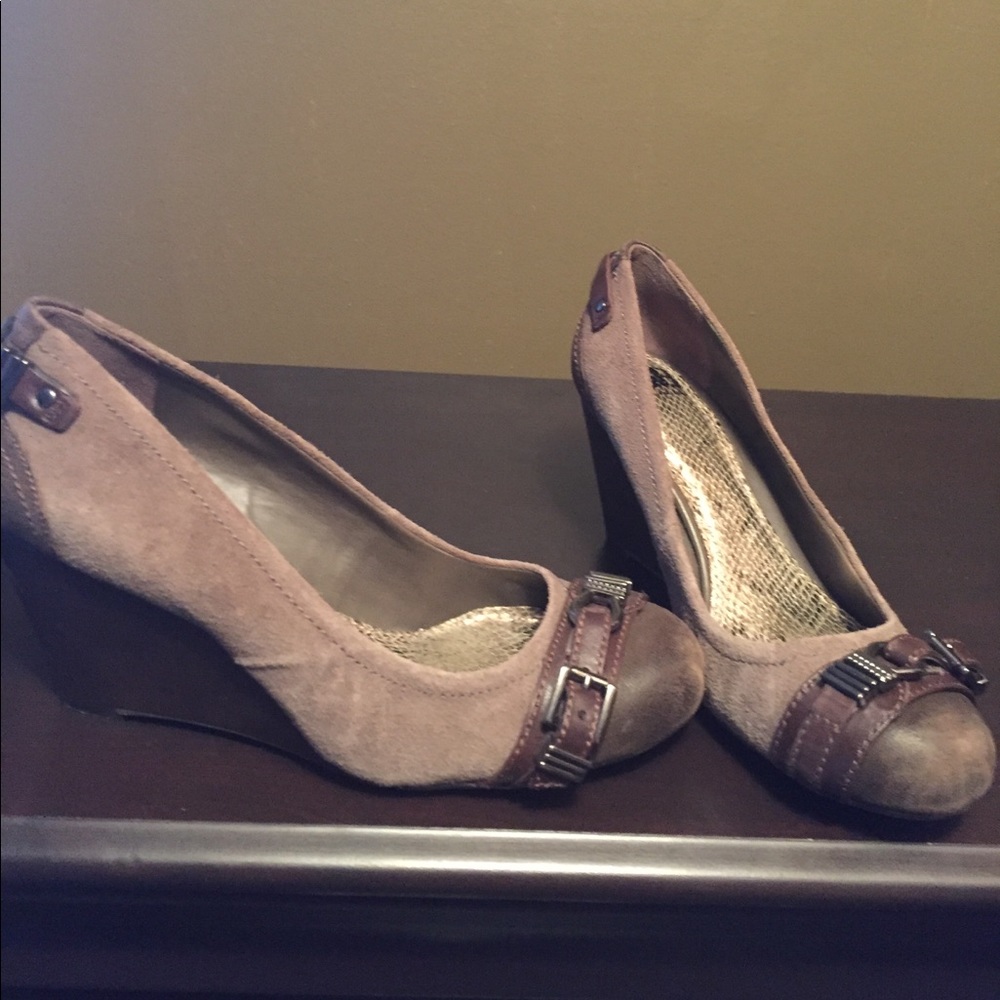 Cute Gianni wedges!