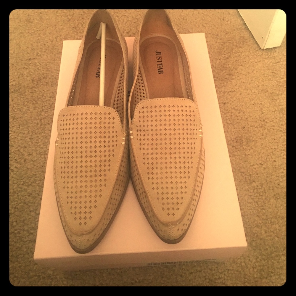 Causal flats shoes for the fall season.