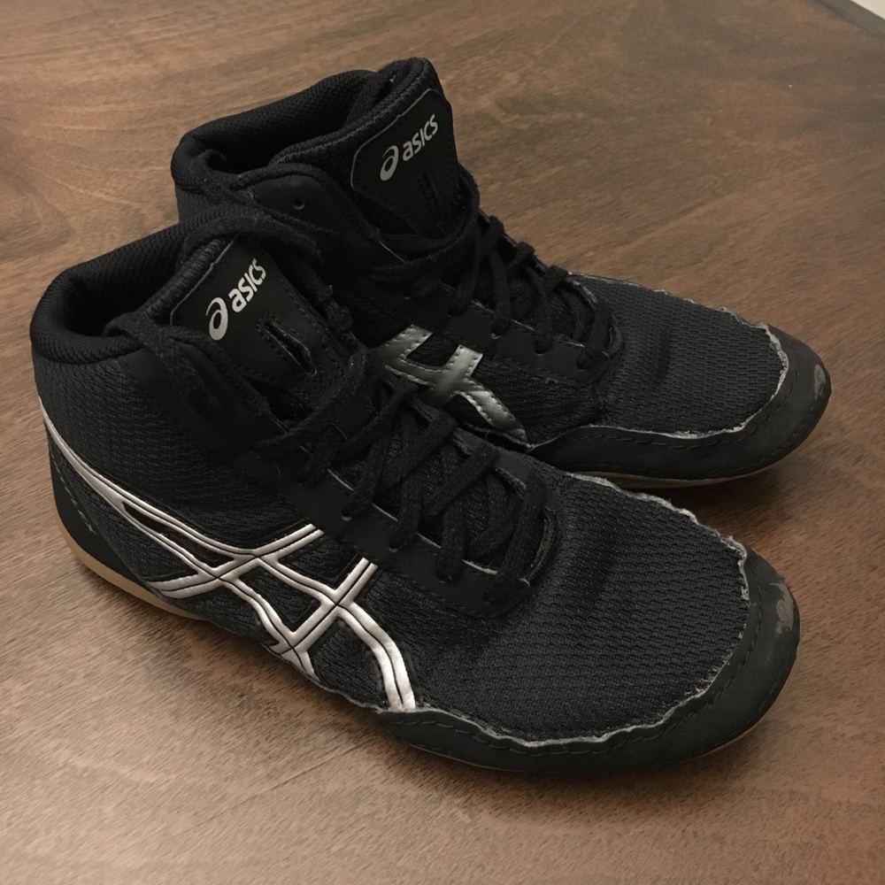 Boys wrestling shoes size 5