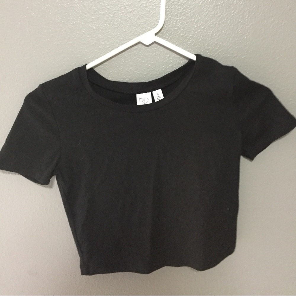black cropped t shirt