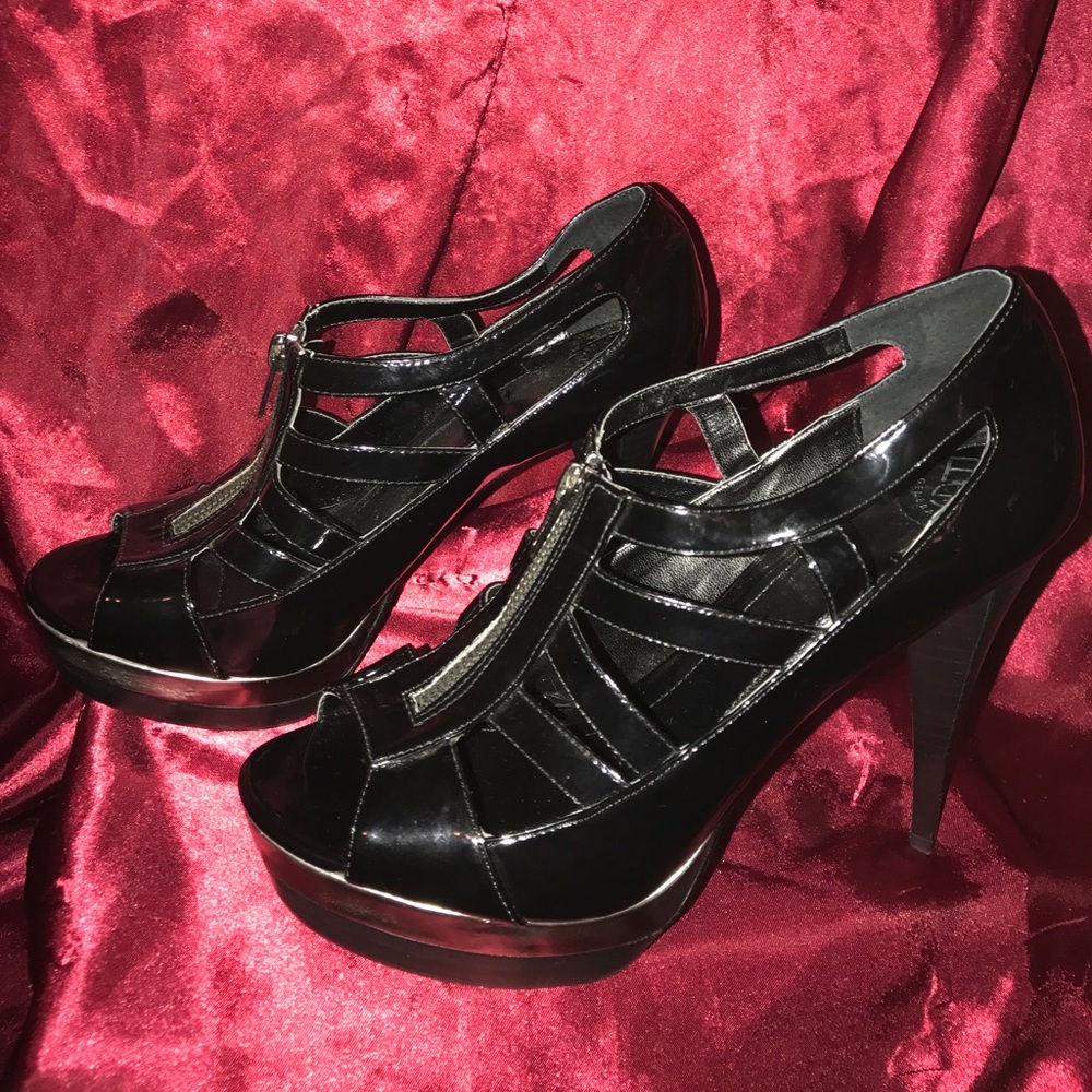 Black BCBG Generation Heels - Picture 2 of 8