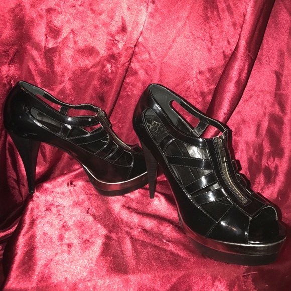 Black BCBG Generation Heels - Picture 4 of 8