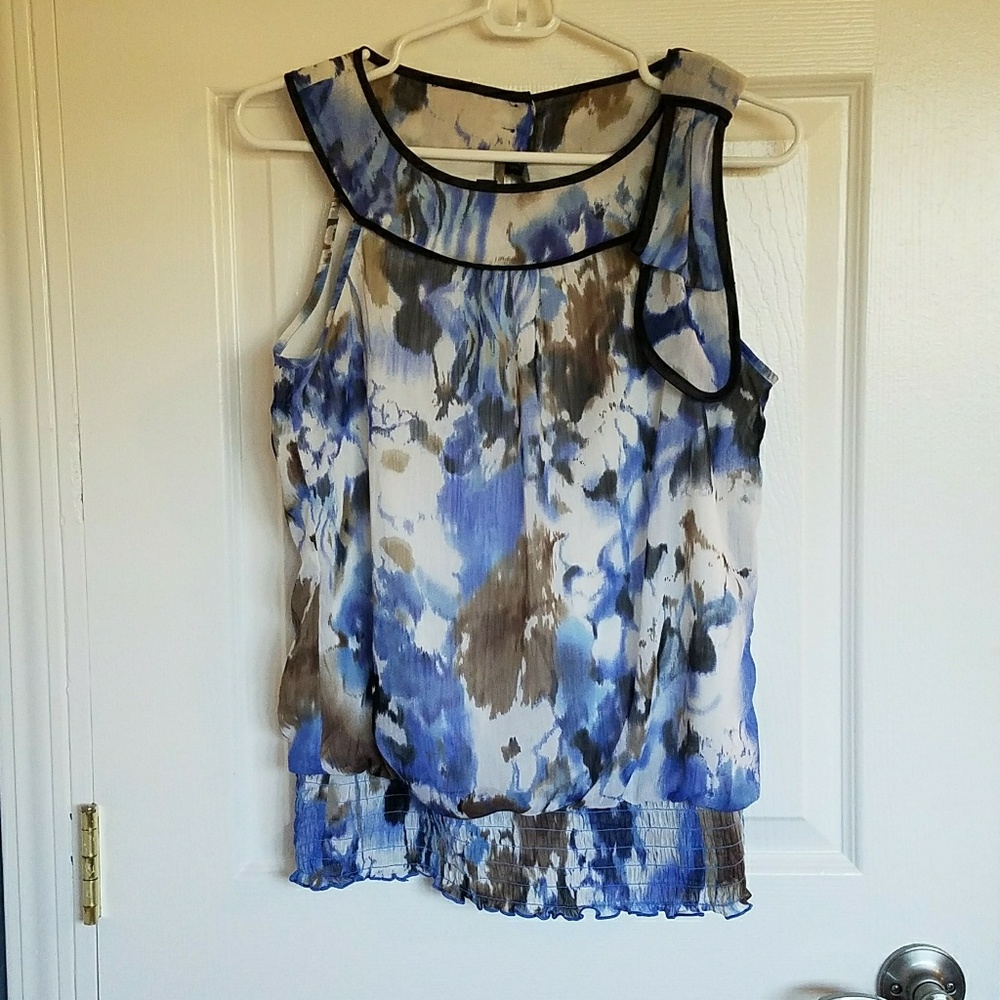 Sleeveless Shirt with fitted waist
