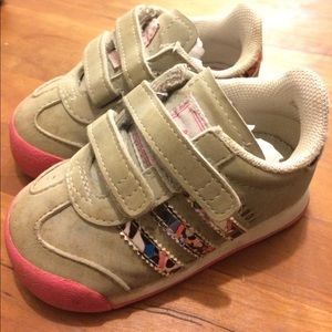 Like new Baby girls Adidas Samoa size 5