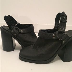 BLACK CHUNKY ECOTE HEELS