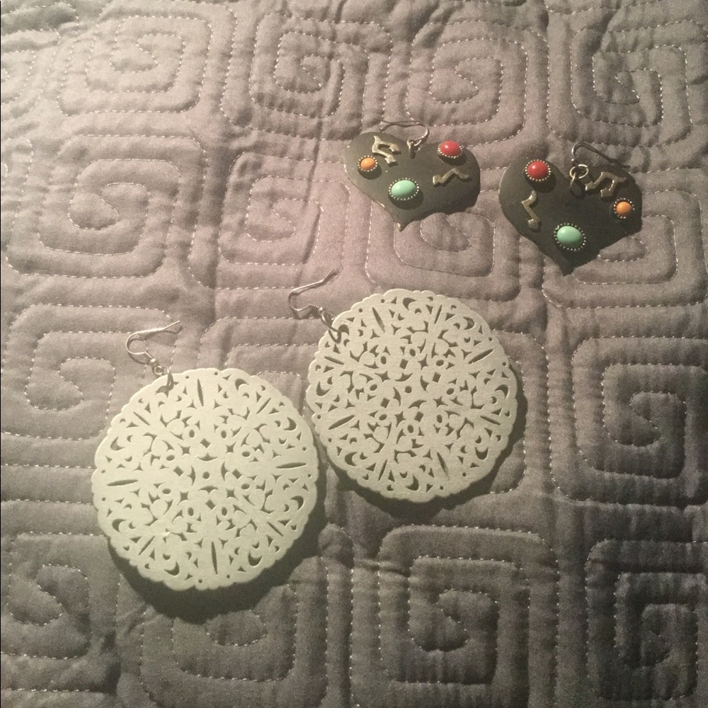 A set of two earrings