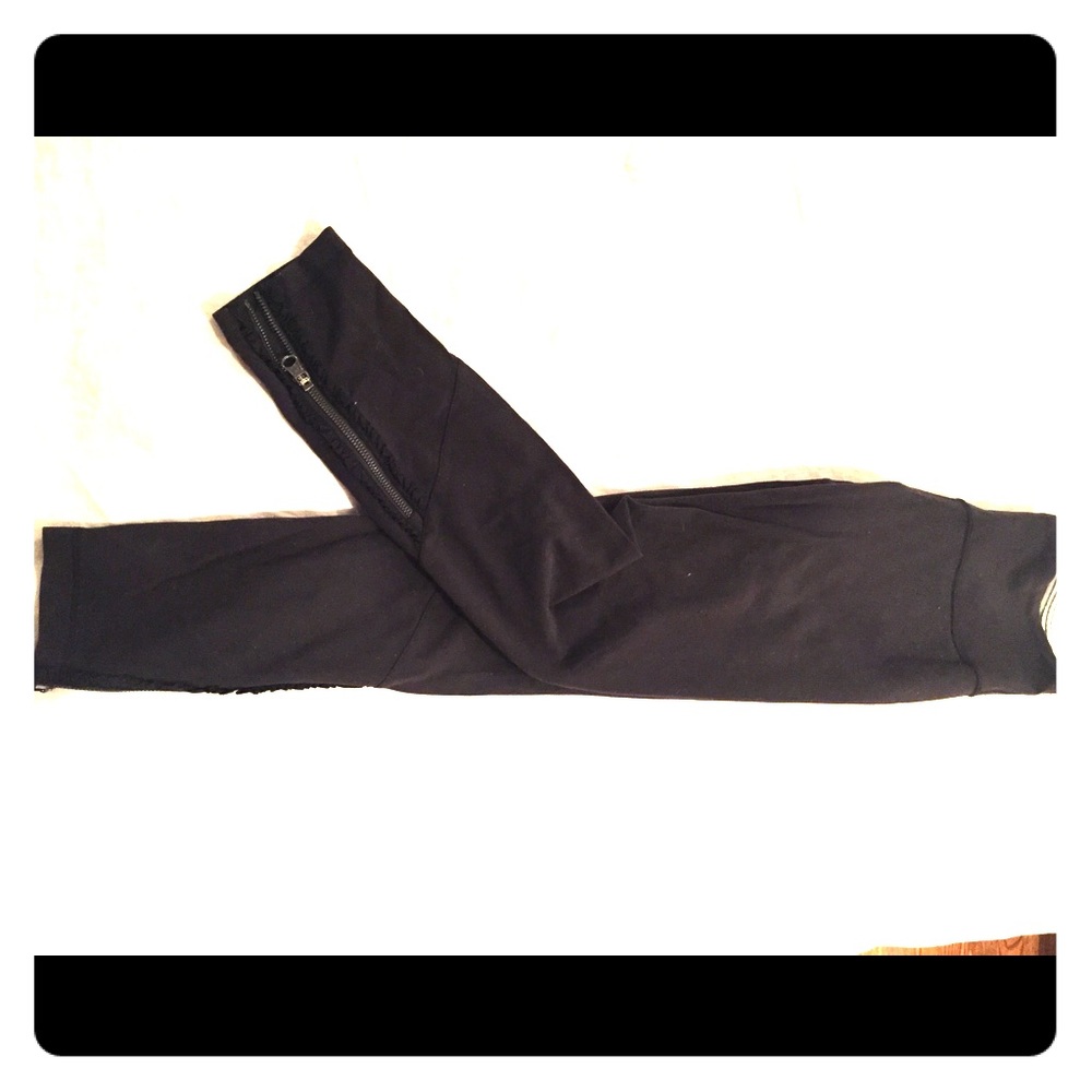 Lululemon luon black size 6 ruffle zip ankle