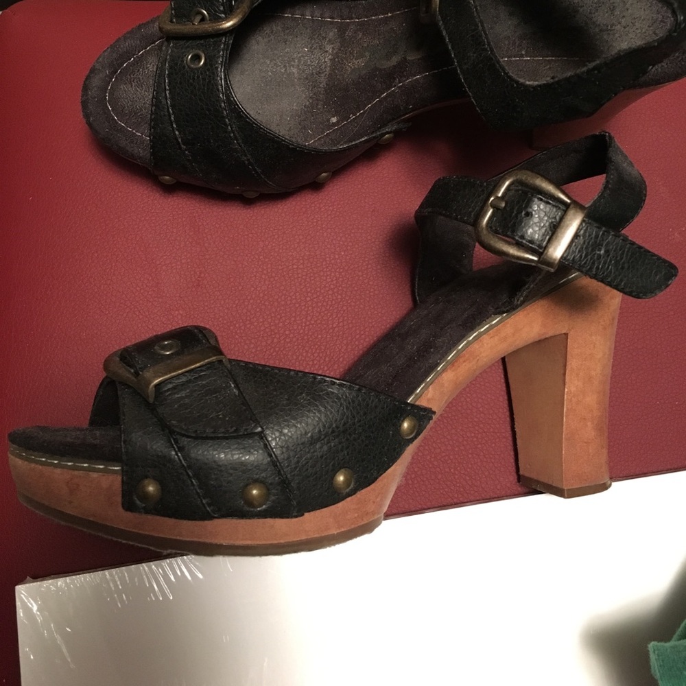 Sandals - Picture 2 of 3