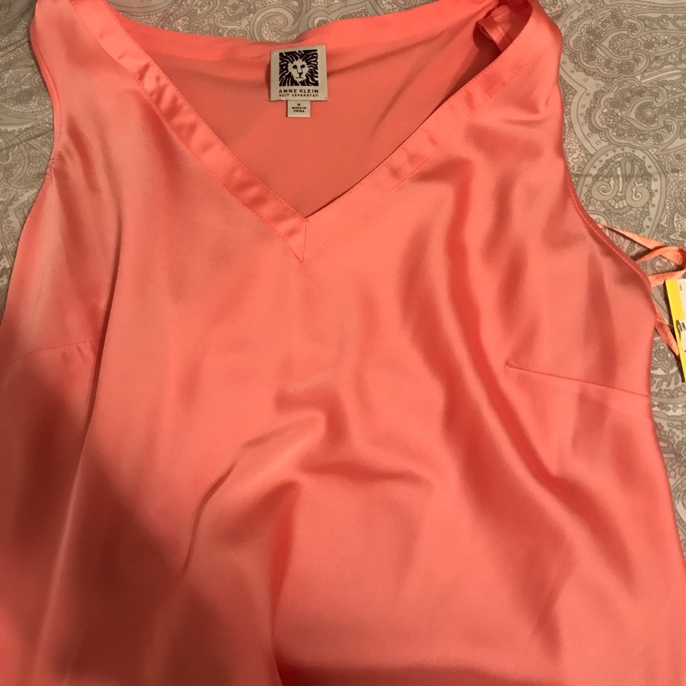 Brand new peach Anne Klein silky top 🍑