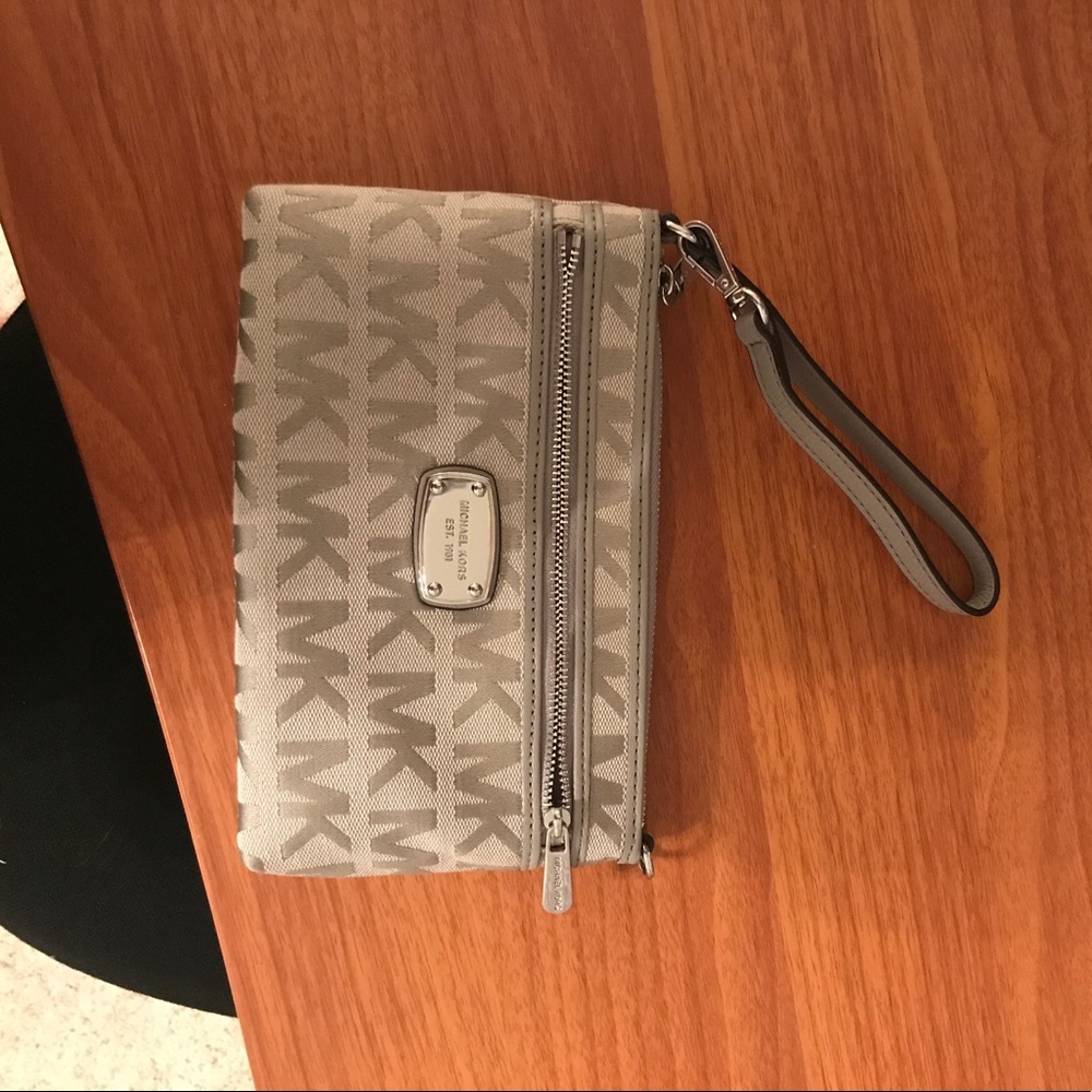 Michael kors wristlet