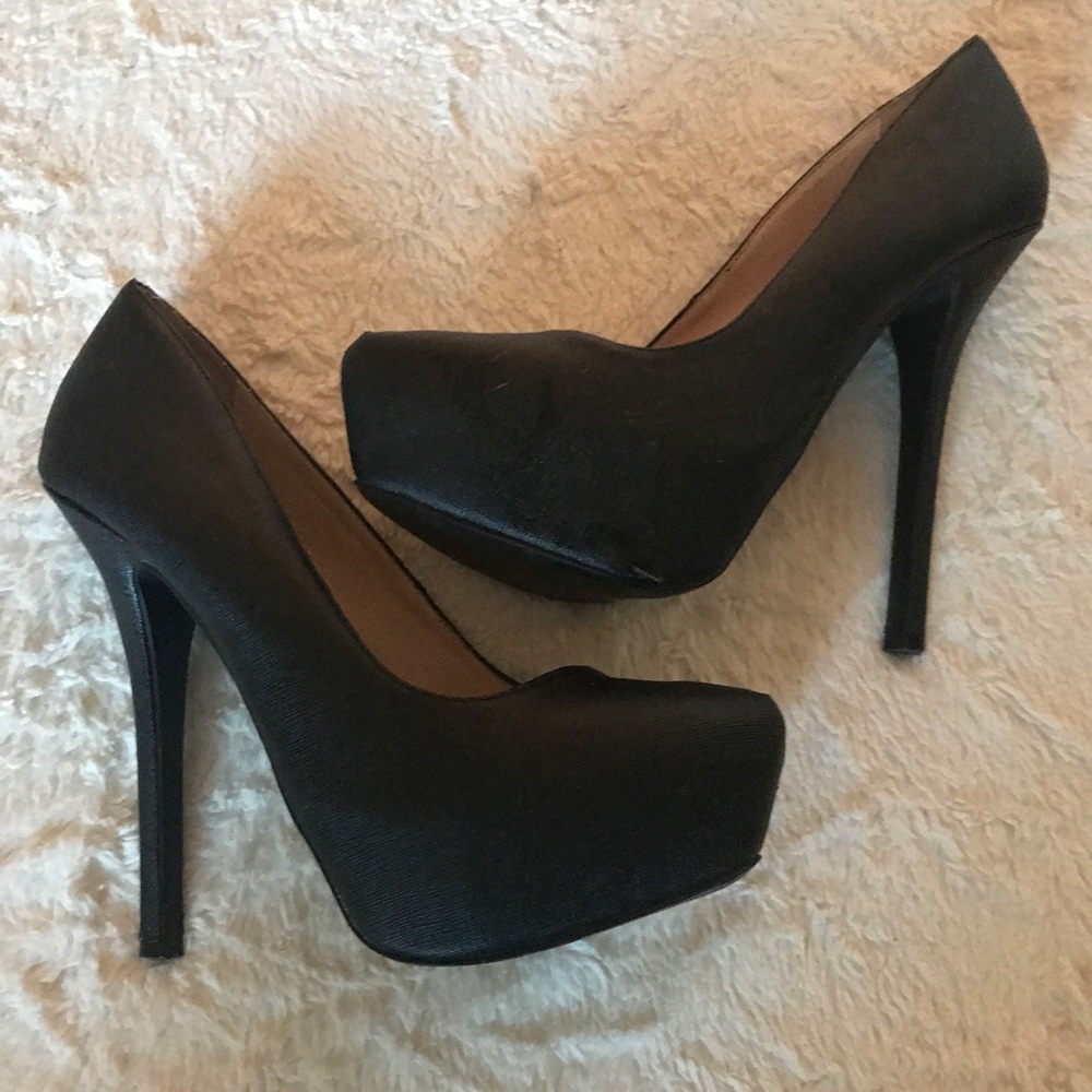 Black Pumps