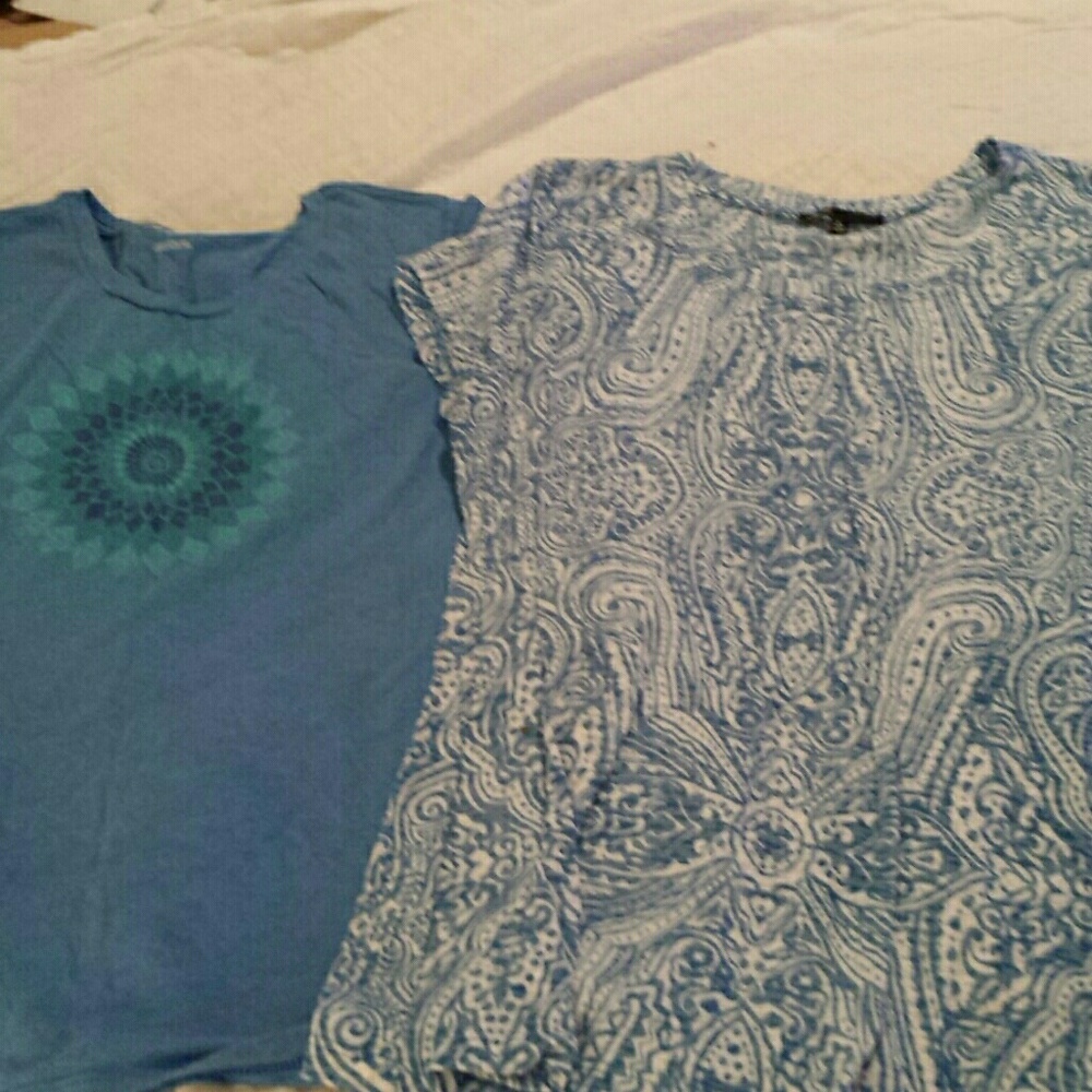 **Sold** Bundle of 2 short sleeve T-shirts, size L
